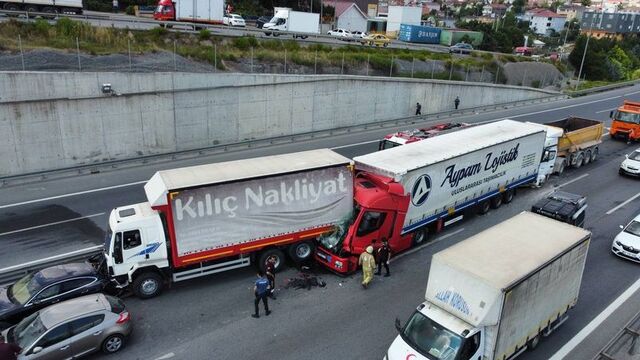 TEM'de zincirleme kaza! 3 TIR ve 1 otomobil
