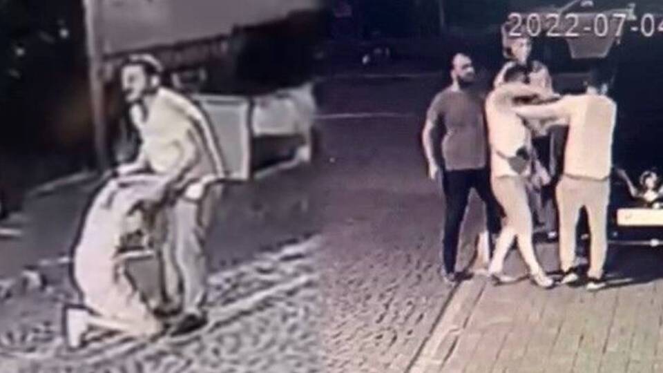 Kadın dehşeti yaşadı, esnaf adamın burnunu kırdı!