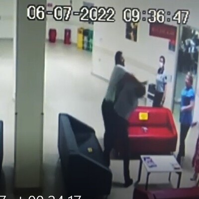 İlaç yazdıramayınca iki görevliyi darbetti!