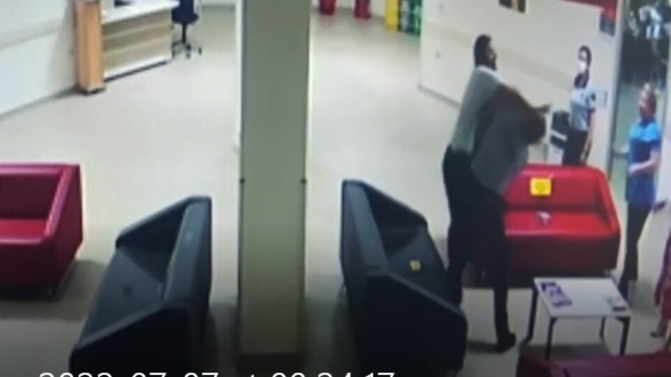 İlaç yazdıramayınca iki görevliyi darbetti!