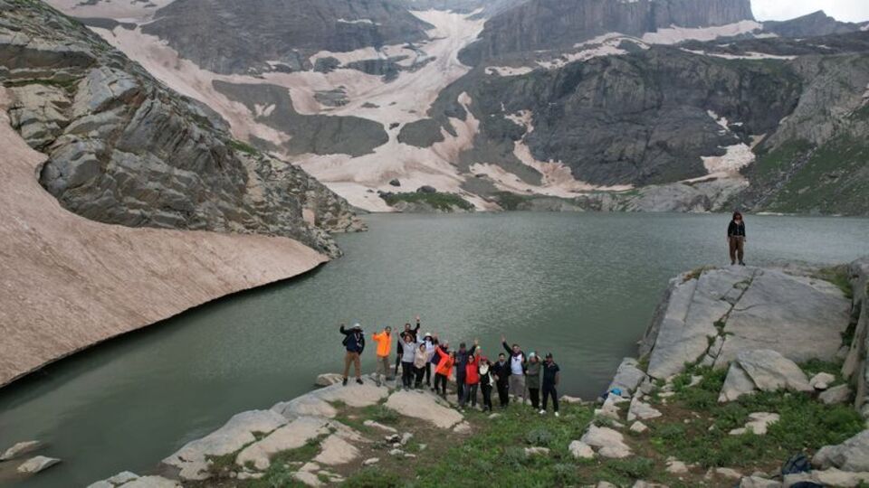 3 bin 400 rakımlı buzul gölünde kulaç attılar