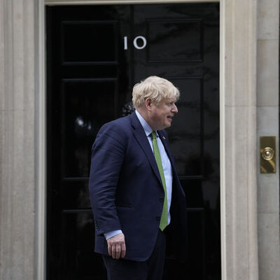 İngiltere'de Boris Johnson istifa etti