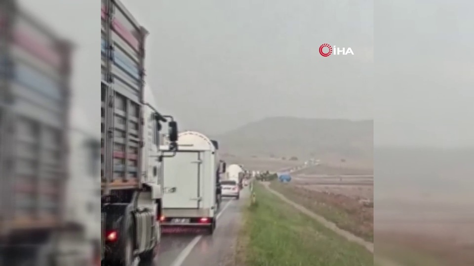 Başkentte şiddetli yağış yolu kapattı!