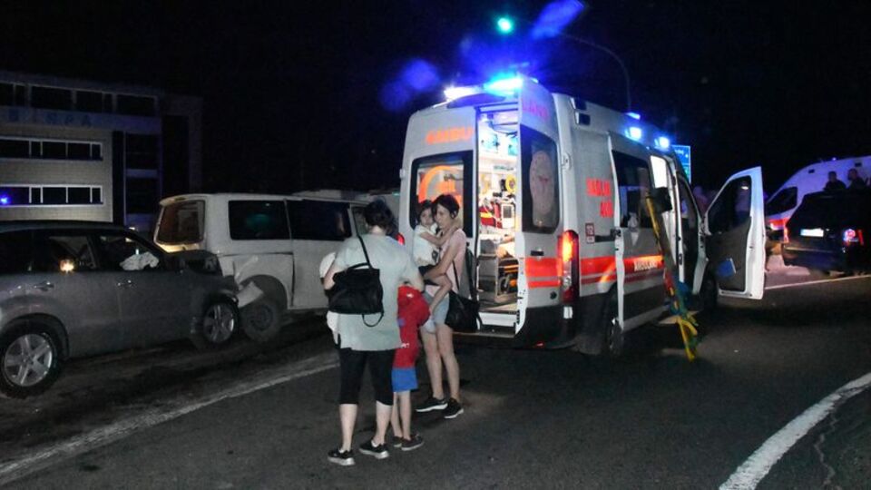 TIR, kırmızı ışıkta bekleyen 8 araca çarptı: 12 yaralı