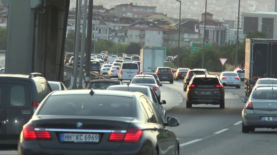 Bayram tatili yoğunluğu! Trafik durma noktasına geldi!