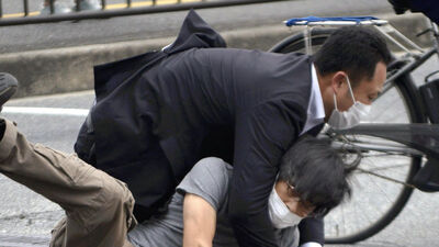 Eski Japonya Başbakanı Abe ev yapımı silahla öldürüldü!