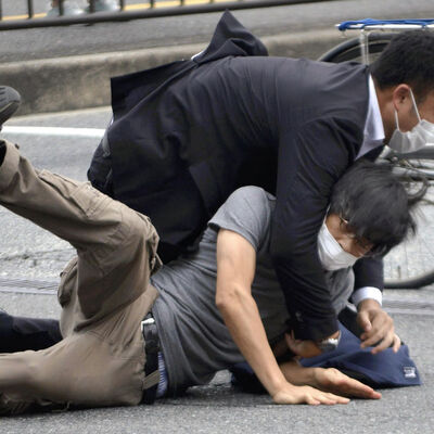 Eski Japonya Başbakanı Abe ev yapımı silahla öldürüldü!