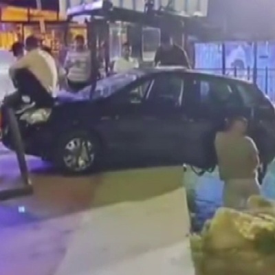 Araç denize düşmesin diye kaputa çıktılar!