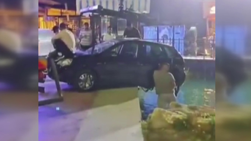 Araç denize düşmesin diye kaputa çıktılar!