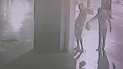 Şoke eden anlar! Roma heykelini benzin döküp yaktı