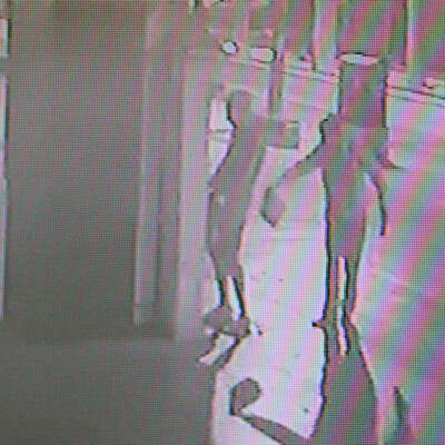 Şoke eden anlar! Roma heykelini benzin döküp yaktı