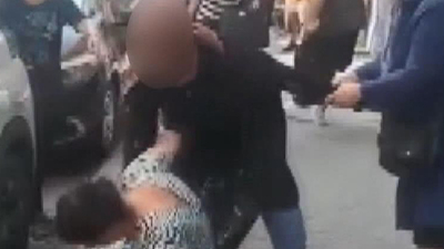 Takip ettiği kadını 'senin yüzünden AIDS oldum' diyerek dövdü!