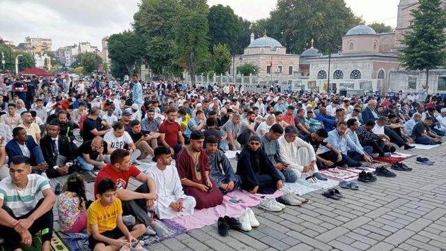 Ayasofya Camii'ne bayram namazı akını