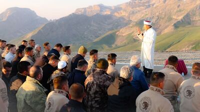 Bakan Soylu askerlerle bayram namazı kıldı