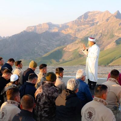 Bakan Soylu askerlerle bayram namazı kıldı