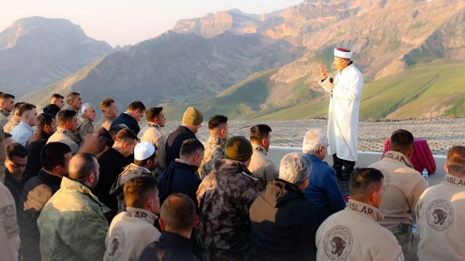 Bakan Soylu askerlerle bayram namazı kıldı