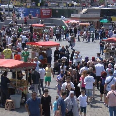 Tatile gidemeyenler Eminönü'ne akın etti