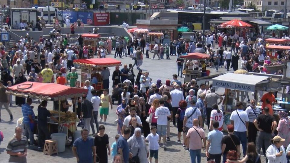 Tatile gidemeyenler Eminönü'ne akın etti