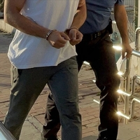 Yabancı uyrukluya hakarete tutuklama