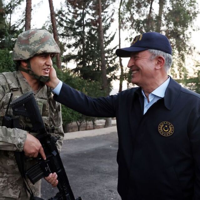 Bakan Akar 'hudut kartalları'yla birlikte