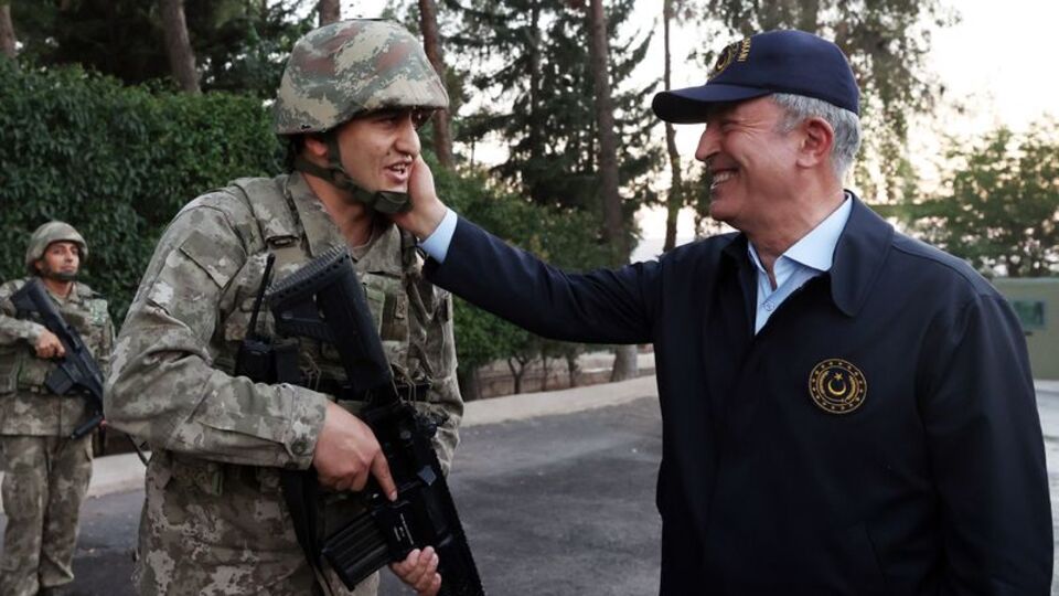 Bakan Akar 'hudut kartalları'yla birlikte