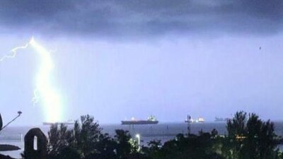 Gece gündüze döndü, gemiye de yıldırım düştü!