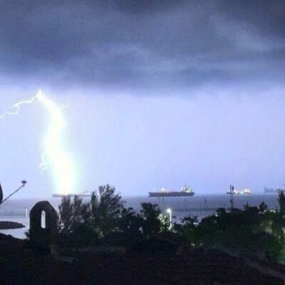 Gece gündüze döndü, gemiye de yıldırım düştü!