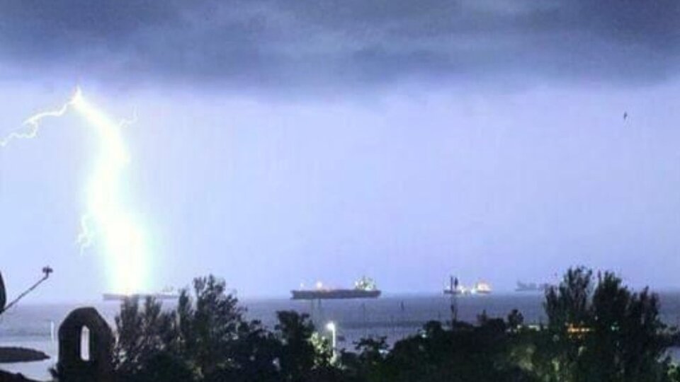 Gece gündüze döndü, gemiye de yıldırım düştü!