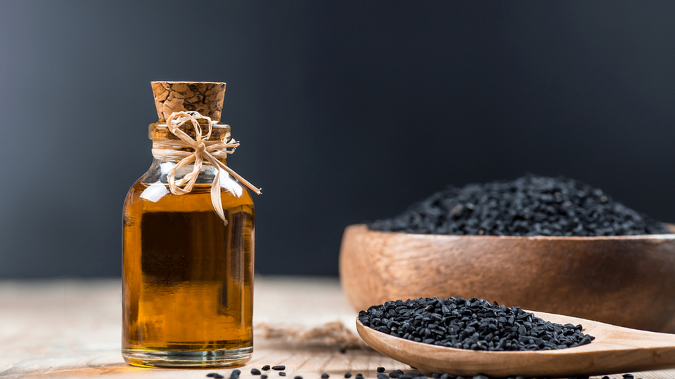 Çörek otu yağının saçlara faydası