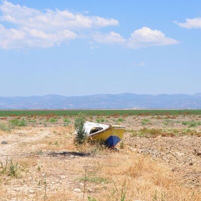 Kuruyan Marmara Gölü'nde 'arazi savaşı'