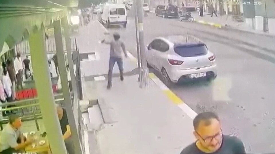 Kar maskeli kâbus! Restorana kurşun yağdırdı