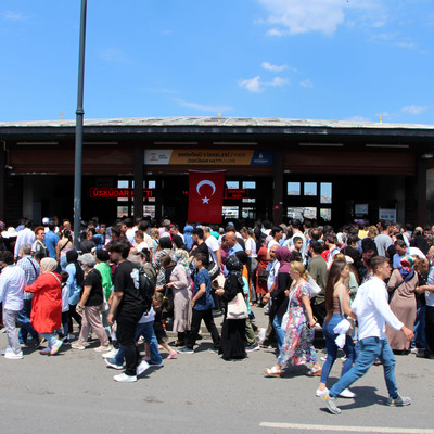 Eminönü'nde bayram yoğunluğu! Vapurlar doldu taştı