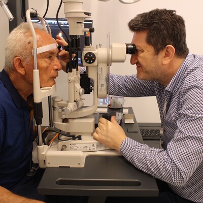 2 gün boyunca gözünde sinek larvasıyla yaşadı