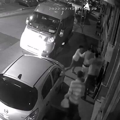 "Yan baktın" diyerek bir gence saldırdılar!