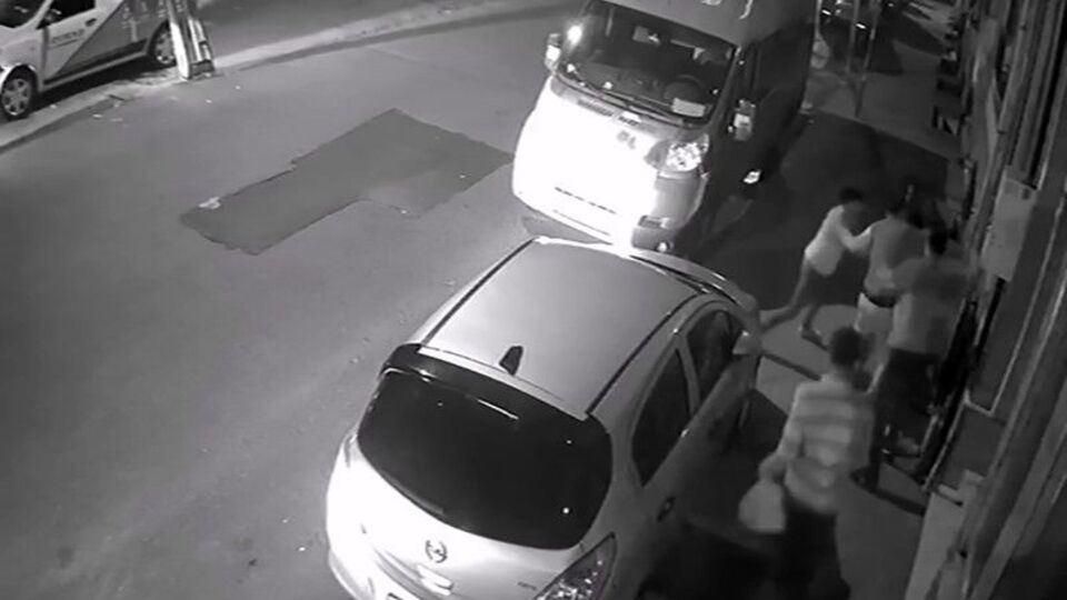 "Yan baktın" diyerek bir gence saldırdılar!