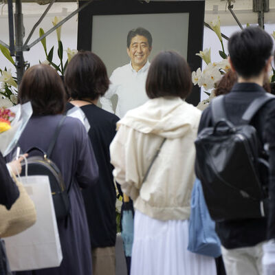 Öldürülen eski Japonya Başbakanı son yolculuğuna uğurlandı