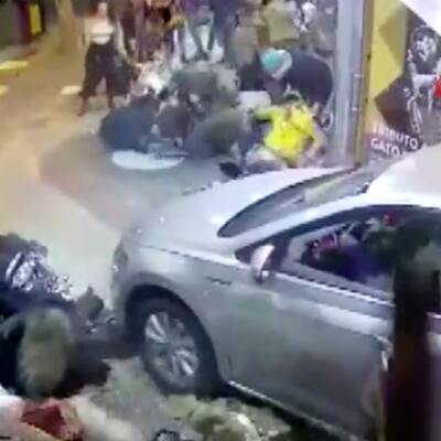 Tiyatro sırası bekleyenlerin arasına araç daldı!