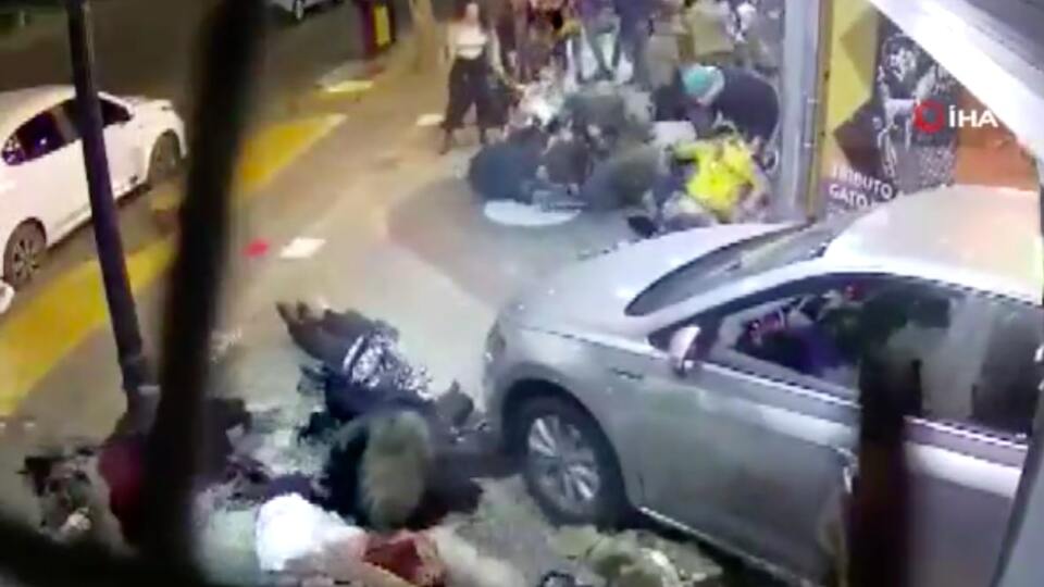 Tiyatro sırası bekleyenlerin arasına araç daldı!