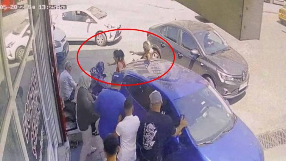 Minibüs beklerken dehşeti yaşadılar!