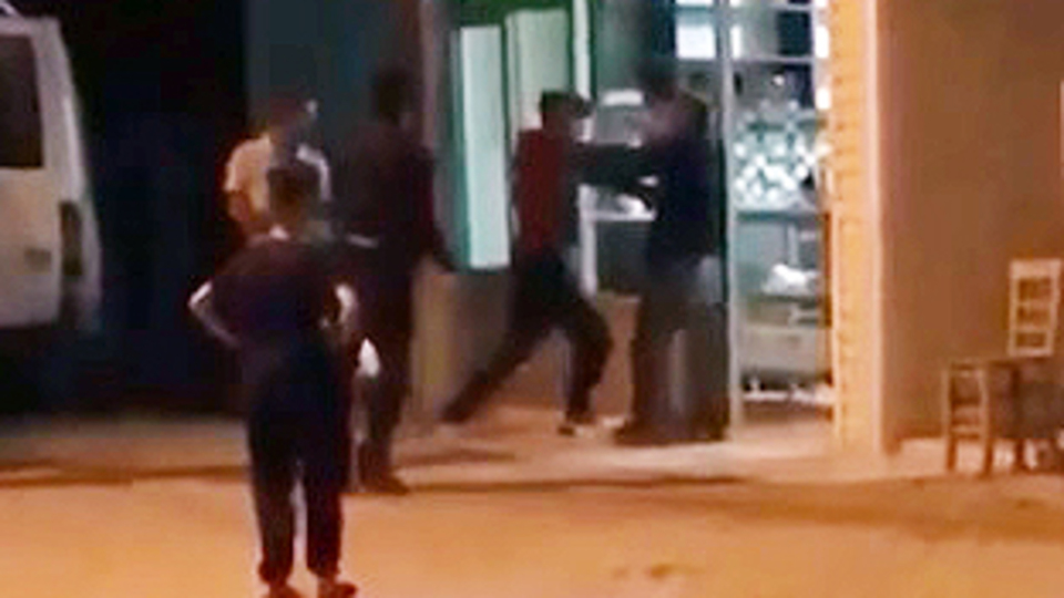 Dehşete düşüren anlar! Yaşlı adamı tekme-tokat dövdü