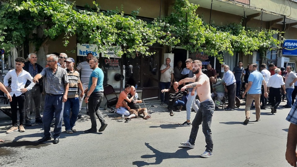 Otomobil kahvehaneye daldı! 4'ü ağır 7 yaralı