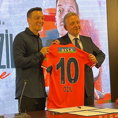 Mesut Özil, Başakşehir'e imzayı attı!