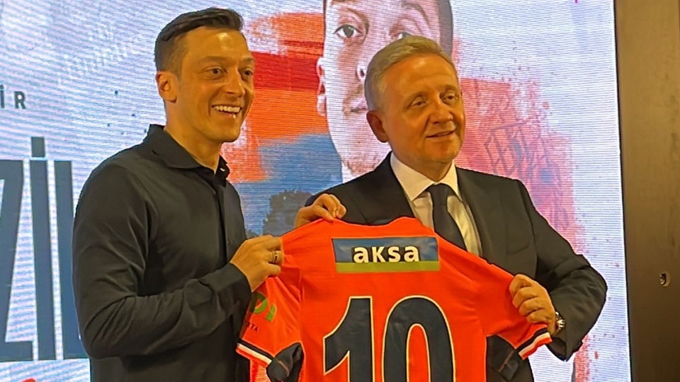 Mesut Özil, Başakşehir'e imzayı attı!