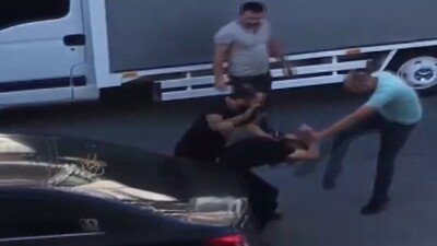 İki taksici, ücret tartışmasında müşteriyi dövdü!