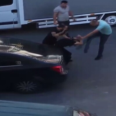 İki taksici, ücret tartışmasında müşteriyi dövdü!