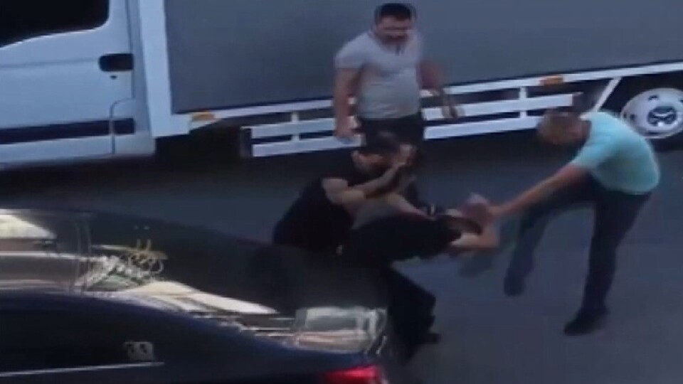 İki taksici, ücret tartışmasında müşteriyi dövdü!