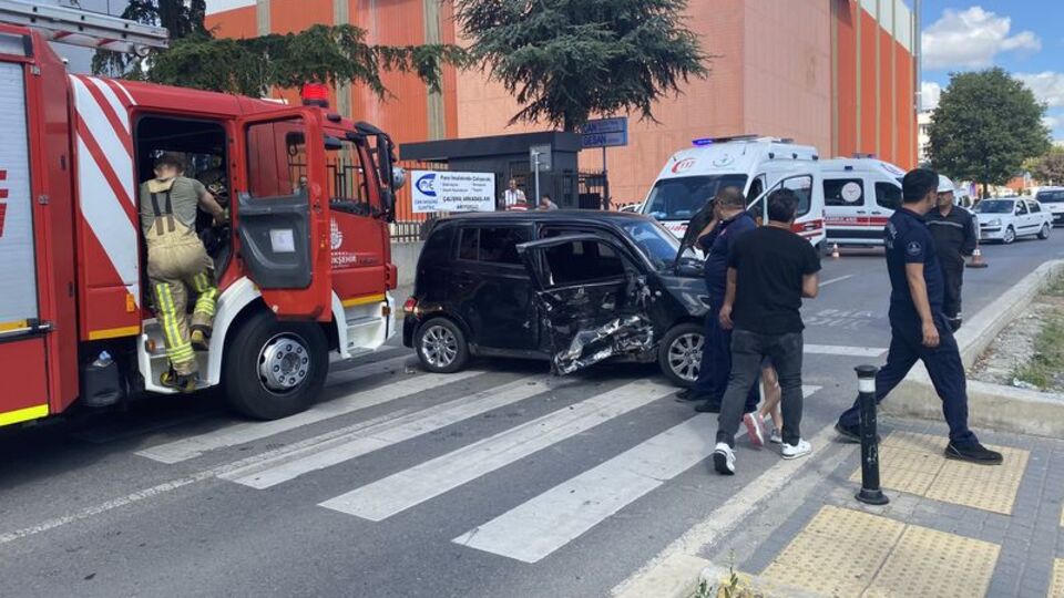 Hatalı dönüş yaptı, otomobile çarptı!