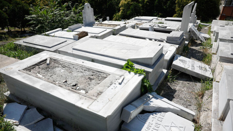 Hasköy Yahudi Mezarlığı'nda mezar taşlarını kırdılar