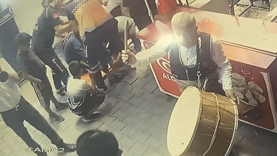 Bir yanda acı bir yanda vurdum duymazlık