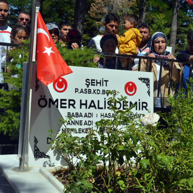Ömer Halisdemir´in kabrine ziyaretçi akını